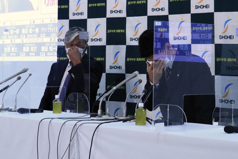 会見で涙を流した黒坂洋介監督（左）と吉野創士　©Chihiro Takara