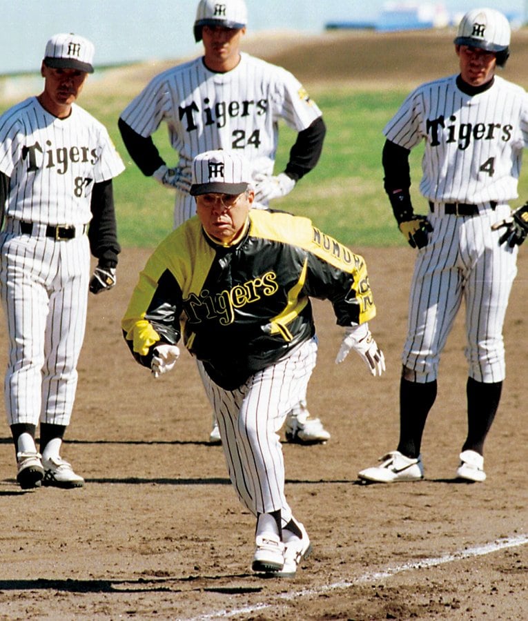キャンプで走塁を実演指導する野村監督　©︎SANKEI SHIMUBUN