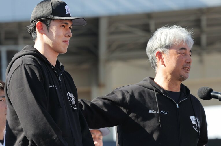 11月17日、千葉ロッテのファン感謝イベントであいさつする佐々木朗希（23歳）と吉井理人監督 ／ photograph by JIJI PRESS