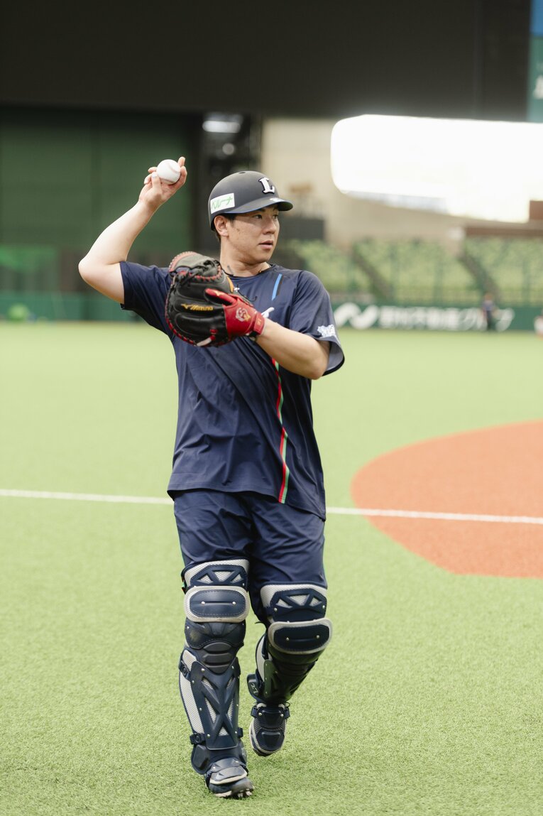 武内の力を引き出してきたベテラン・炭谷銀仁朗　©Wataru Sato
