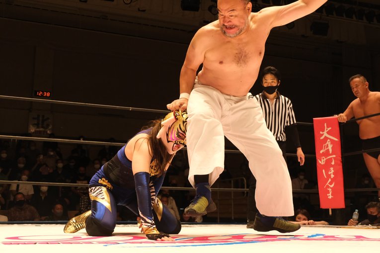 大ベテラン・越中のヒップアタックに苦戦を強いられた　©Norihiro Hashimoto