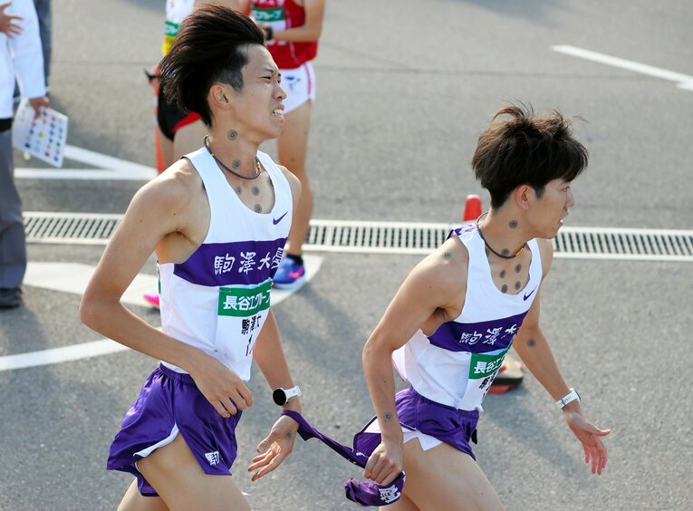 2区の青柿響からたすきを受け取った佃　©JIJI PRESS