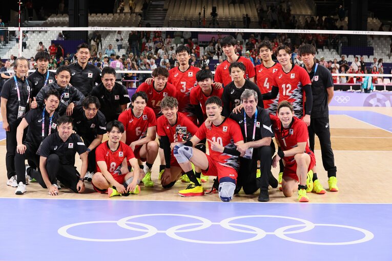 37歳で出場したパリ五輪。イタリア戦後に記念撮影する日本代表メンバー。後列中央（3番）が深津　©︎JMPA