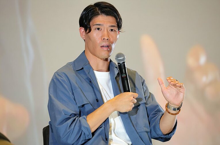 遠藤航のトークショーにゲスト出演した冨安健洋 ／ photograph by 「月刊・遠藤航 The REAL PICK UP MATCH」提供