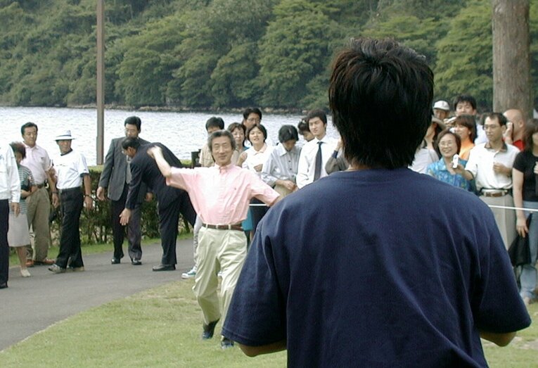 2001年8月、小泉純一郎首相（当日）が静養先の箱根で、進次郎氏とキャッチボールを楽しむ様子　©JIJI PRESS