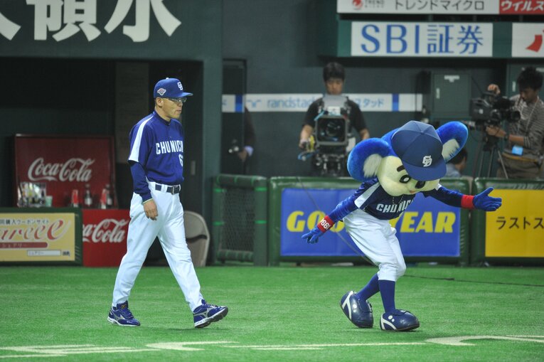 落合監督、こちらです　©Hideki Sugiyama