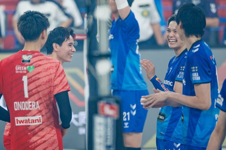 SVリーグ開幕戦を前にネットを挟んで談笑する高橋藍、小野寺太志、西田有志、山内晶大（2024年撮影）　　©Kiichi Matsumoto