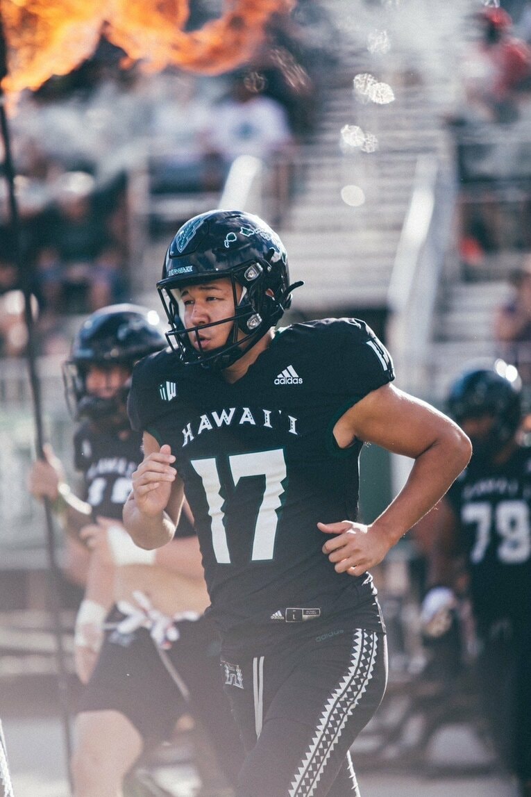 NCAA1部のハワイ大学でスタメンに名を連ねる松澤。20歳になるまでアメフトとは無縁の生活だった／本人提供