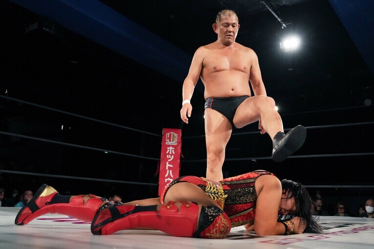 里村明衣子を踏みつける鈴木みのる　©Essei Hara