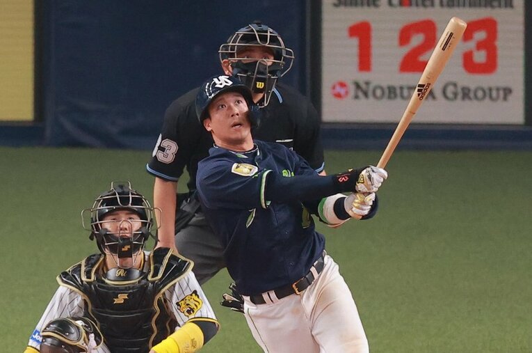 ヤクルト対阪神の開幕戦9回、山田哲人が特大の一発で同点（8対8）に ／ photograph by Sankei Shimbun