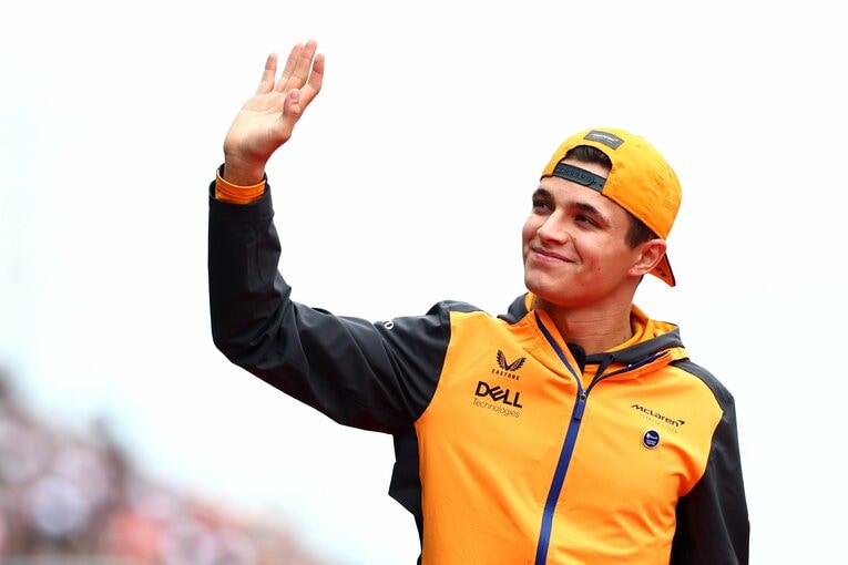 キャップを後ろにかぶり、にこやかにファンの声援に応えるノリス　©︎Getty Images