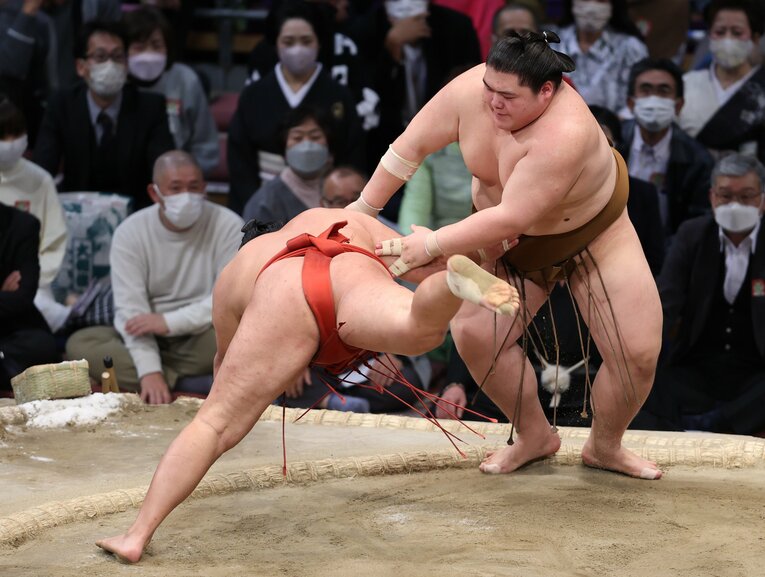 12日目、豊昇龍をはたき込みで破る王鵬（大鵬の孫）。今場所は10勝5敗だった　©JIJI PRESS