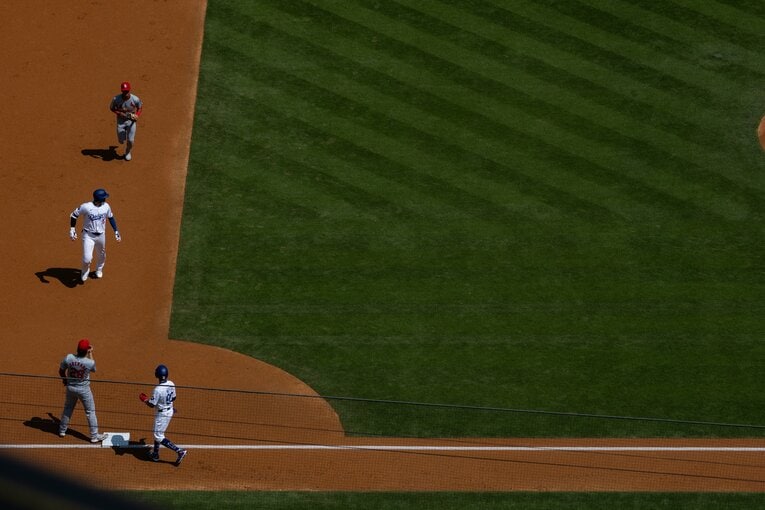【現地開幕戦】三塁でアウトになる大谷さん（連続写真／7枚目）　©Nanae Suzuki
