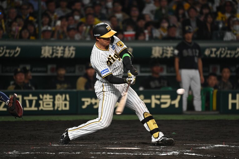 日本シリーズ第5戦で8回に阪神・森下翔太が放った逆転のタイムリー三塁打（1枚目／全5枚）©︎Naoya Sanuki