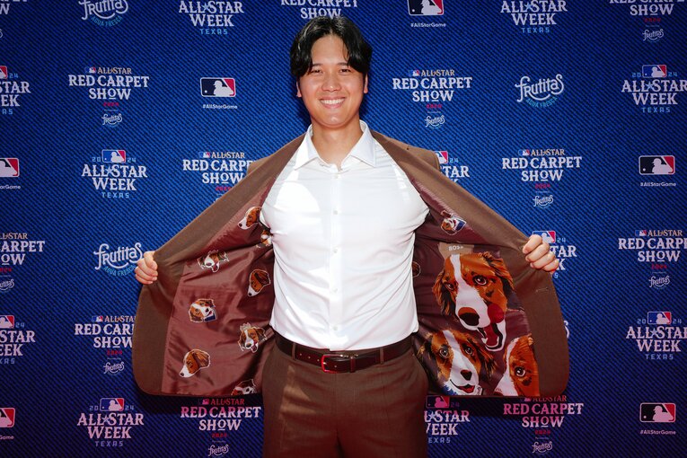 愛犬“デコピン”仕様のスーツを見せ、笑顔の大谷翔平　©Getty Images