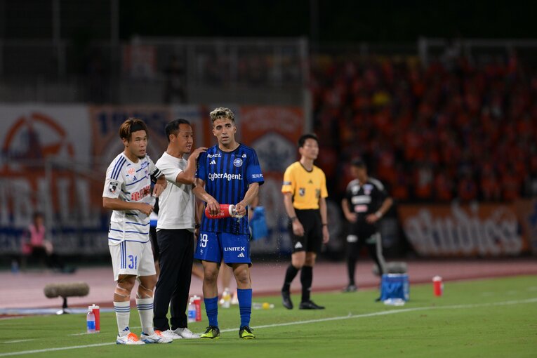 バスケス・バイロン、黒田剛監督（2024年9月8日ルヴァンカップ準陣決勝・新潟戦）©FCMZ
