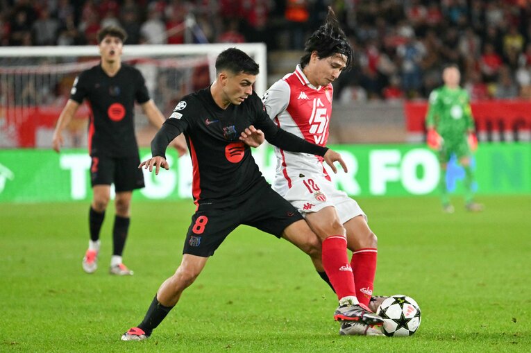 CLバルセロナ戦、ペドリと競り合う南野　©JIJI PRESS