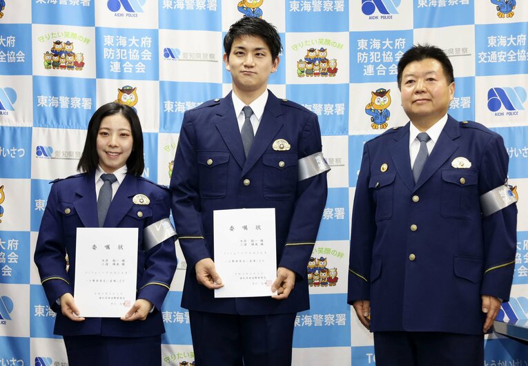 愛知県警東海署で一日署長の委嘱状を受け取った三浦璃来と木原龍一　©KYODO