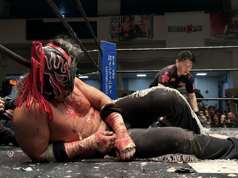 スワイプすると「エル・デスペラードvs葛西純」など激闘写真をご覧になれます　©Norihiro Hashimoto