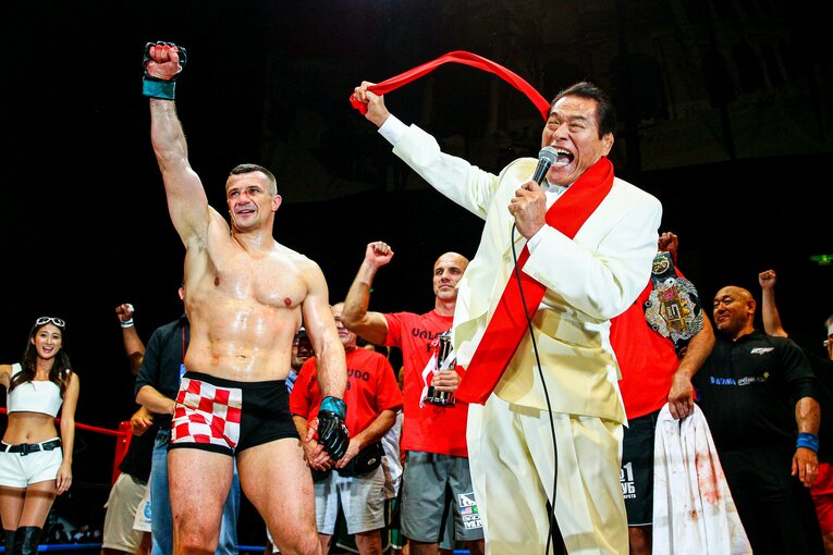 2014年8月、IGFで石井慧を破りアントニオ猪木氏と「ダーッ！」を披露　©Susumu Nagao