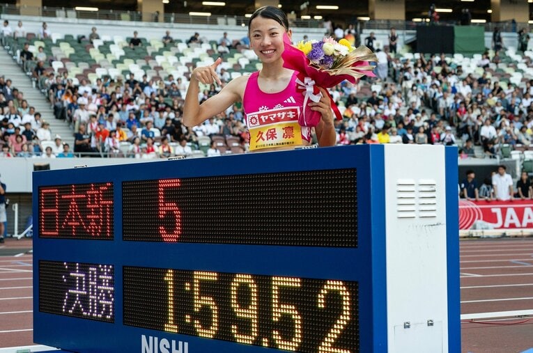 【2025日本選手権】日本選手権の女子800mで自身2度目の2分切りとなる日本新記録をマークして連覇を達成した17歳の久保凛。国内では敵なしだが、その強さの秘密は…？　©Nanae Suzuki