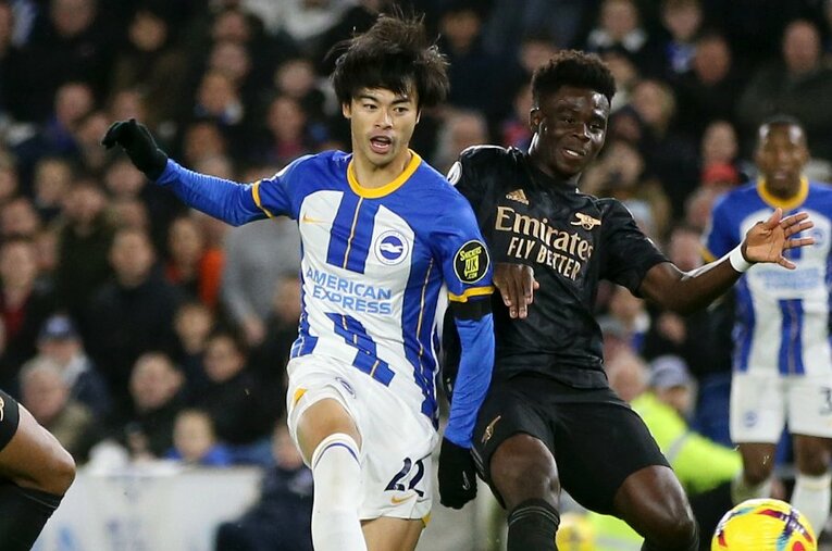 首位アーセナル戦、三笘薫のゴールシーン。相手MFブカヨ・サカと競り合いながら、冷静にゴール右へ流し込む ／ photograph by Getty Images