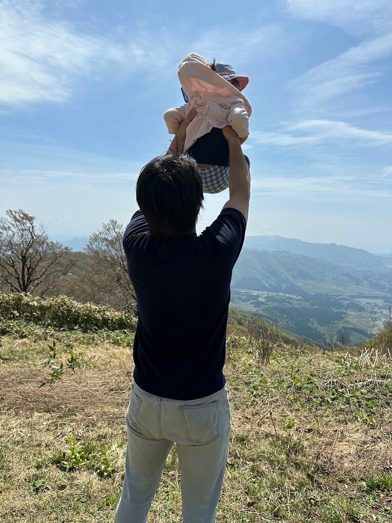 愛娘を抱き上げる渡辺さん。現在30歳に（本人提供）