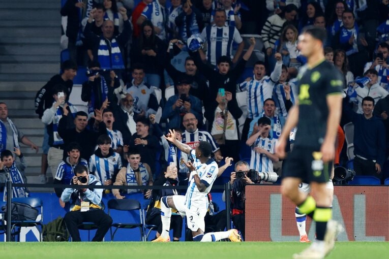 「だってタケ上手いから」バスクの少女が久保建英推し、肩ポンポンされたボールボーイは…“画面に映らない愛されぶり”をカメラマンは見た(8)