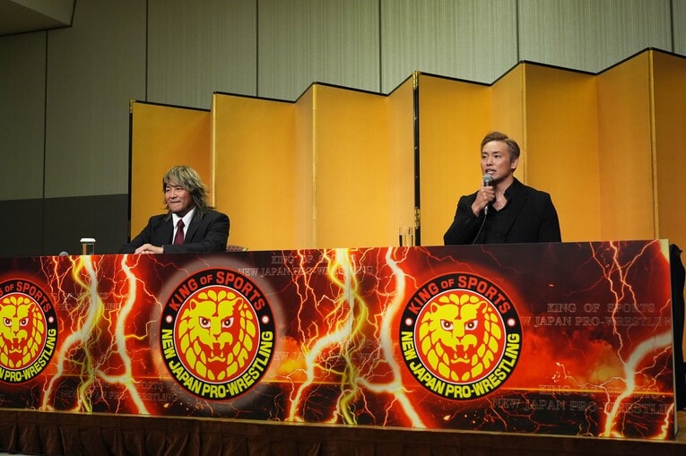 引退試合カード発表記者会見で並んだ棚橋弘至とオカダ・カズチカ。11月9日、グランドプリンスホテル新高輪　©Essei Hara