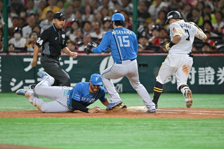 ［第4戦］ホークス中村晃が一ゴロで不運な悶絶の一部始終　©Hideki Sugiyama