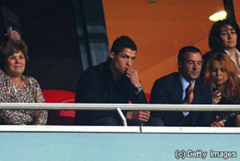 リスボンでの第1戦をスタンドから不安げに見つめるロナウド