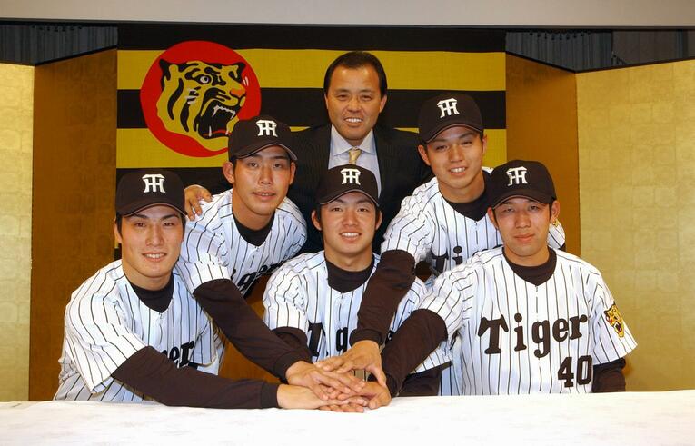 岡田監督は2003年のドラフトで指名されて以来の恩師にあたる。前列右から桟原、鳥谷敬、筒井和也（後列右から）小宮山慎二、岡田監督、庄田隆弘　©︎JIJI PRESS