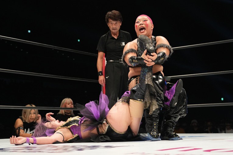 中野たむの足を攻める刀羅ナツコ　©Essei Hara