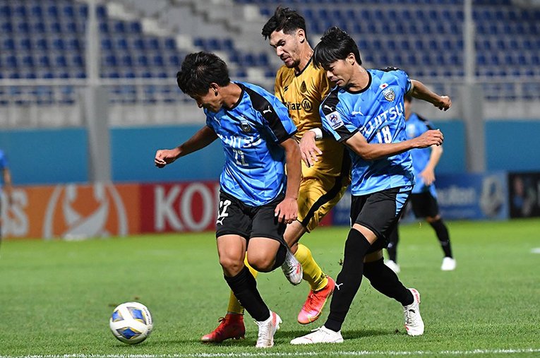 三笘薫（右）や橘田健人ら総力戦で6連勝を飾った川崎フロンターレ。J1との同時制覇は現実的な目標と言っていいはず ／ photograph by AP/AFLO