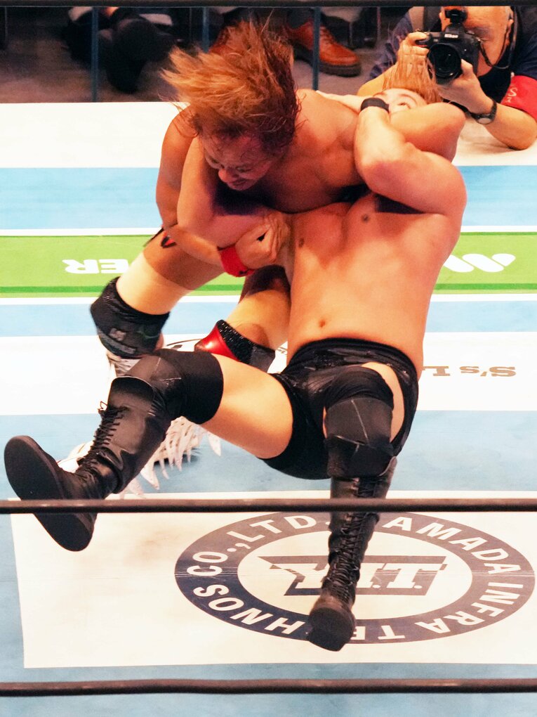 フィニッシュとなった内藤哲也のデスティーノがオカダ・カズチカに炸裂