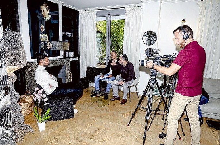 FF誌の記者を自宅に招き入れ、ヤシン・トロフィを受け取ったドンナルンマ　photograph by L’Équipe