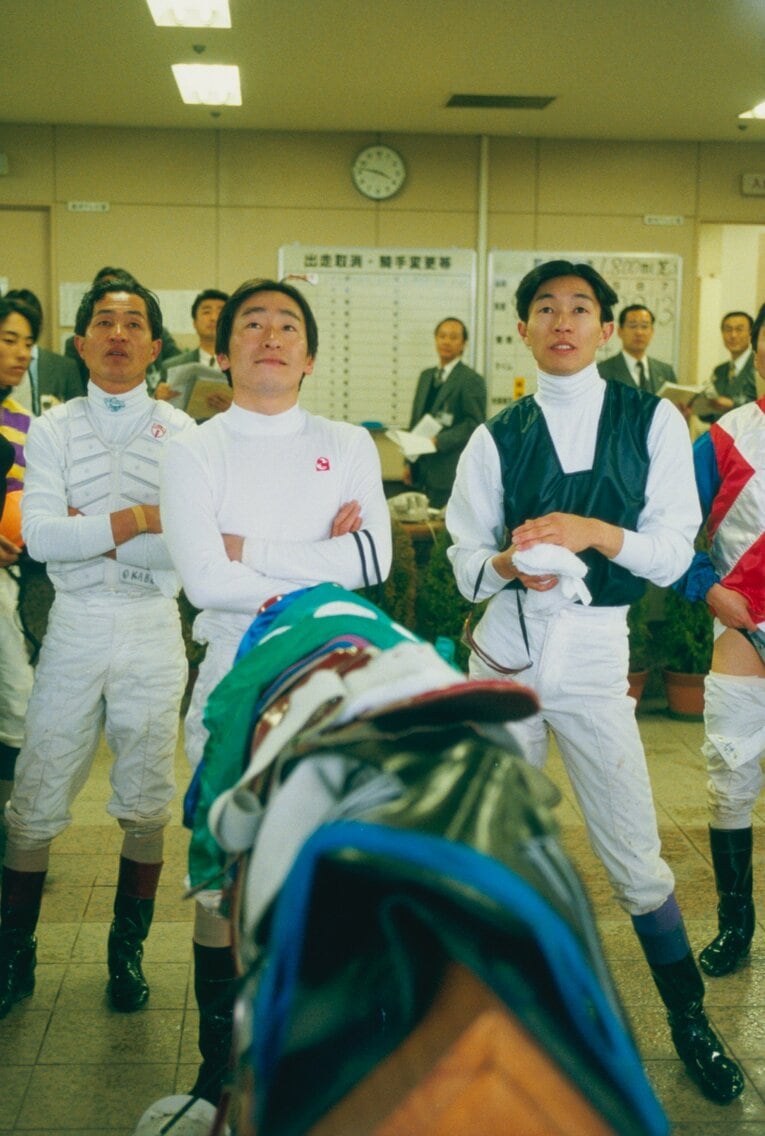 岡部幸雄、横山典弘と検量室でレース映像を確認　©BUNGEISHUNJU