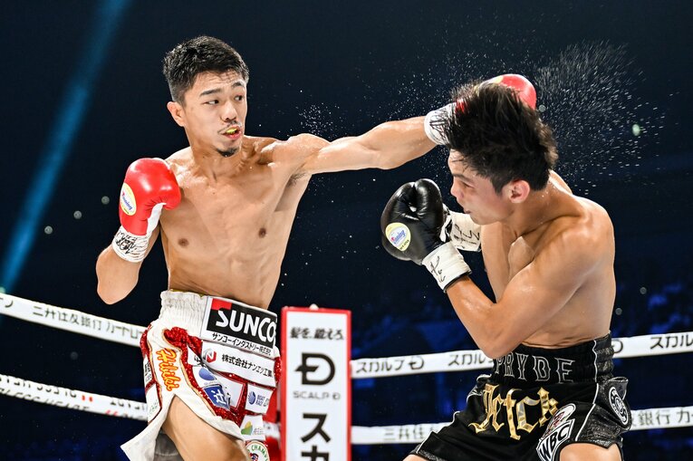 凄まじいキレを誇る中谷潤人の左ストレート　©Hiroaki Yamaguchi