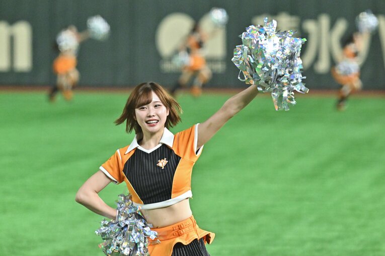 試合を盛り上げる巨人の公式マスコットガール「VENUS」　©Hideki Sugiyama