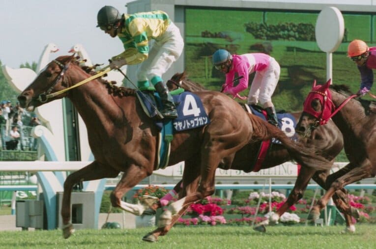 マヤノトップガン、サクラローレル、マーベラスサンデーの「三強対決」に沸いた1997年の天皇賞・春。25年の時を経てなお競馬ファンの記憶に残る名勝負だ ／ photograph by KYODO