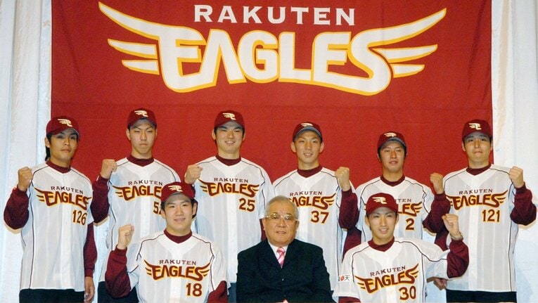 楽天の06年ドラフトは前列の田中、永井だけでなく嶋基宏（後列右から3人目）もいた　©Kyodo News