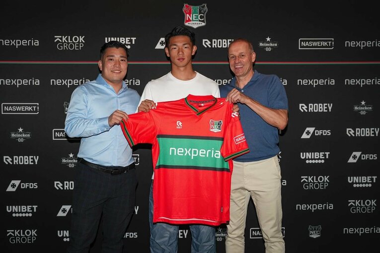 2024年8月、オランダ1部・NECナイメヘンに加入した塩貝健人。左が龍後、右はテクニカルダイレクターのカルロス・アルバース