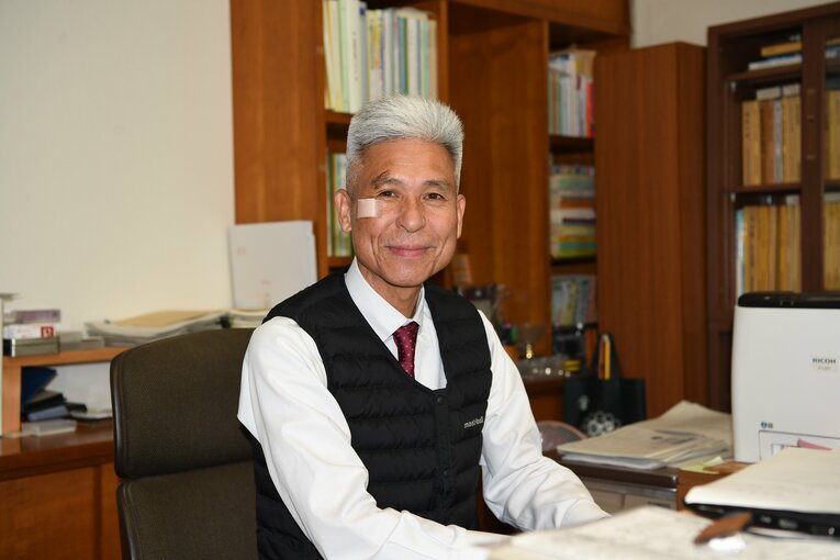 3月末まで高知農の校長を務めていた塩田雅彦さん。 右頬のガーゼは、飲んだ帰り道に転んで傷を負ったものだという。“酒飲み”が多い高知らしいエピソードだ ©Kota Inoue