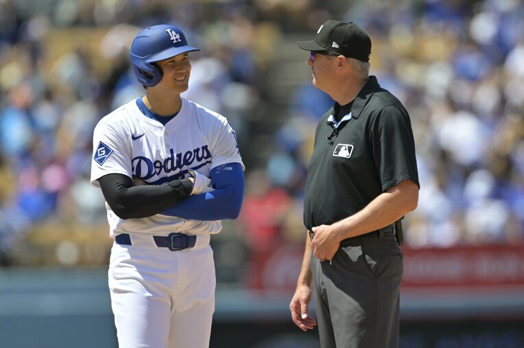 審判と談笑する大谷さん　©Getty Images