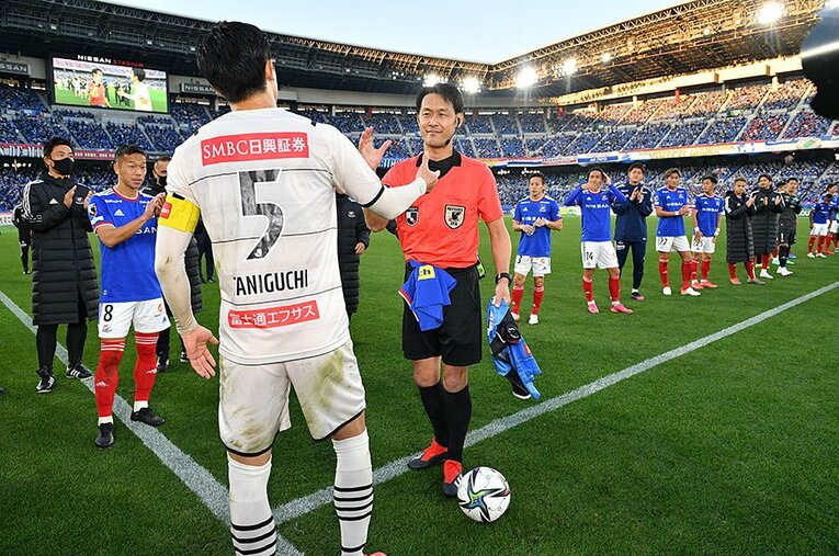 審判員としてラストマッチとなった横浜FMvs.川崎戦。試合後、両チームの選手たちが花道を作り、その功績を称えた ／ photograph by J.LEAGUE
