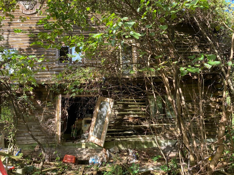 外から見える建物の入り口。すでに廃墟と化している　©Hiroki Kakehata