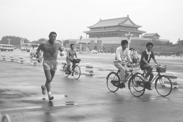 天安門広場でランニングをする猪木