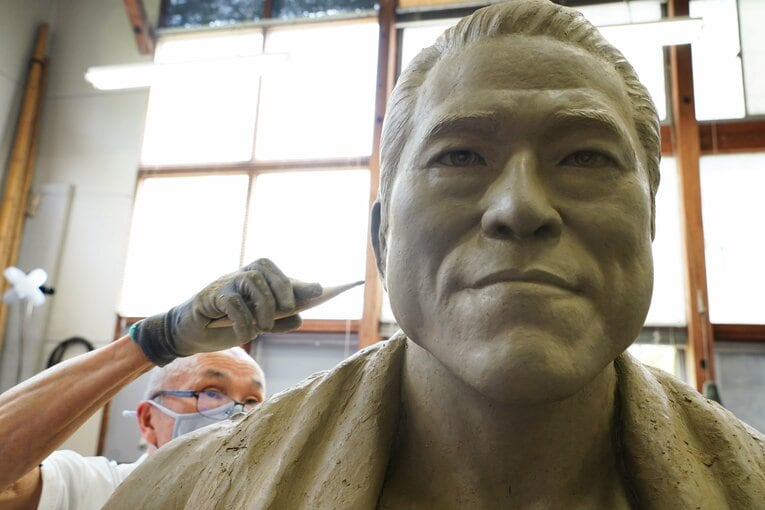 後ろ髪に視線を送る北井博文さん