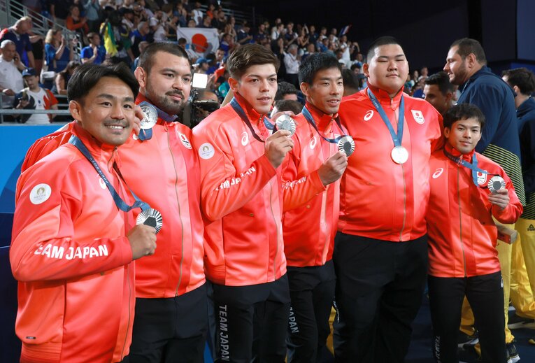 銀メダルを獲得した団体　©JIJI PRESS