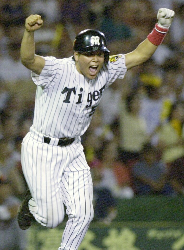 阪神時代の2001年、サヨナラタイムリーを放って喜ぶ野村克則　©JIJI PRESS